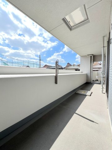 シーズガーデングリーンパティオのバルコニー|バルコニー　面積22.33m2
広々としたバルコニー。日当たり・風通りともに良好で、お洗濯物をたっぷりと干せる爽やかな屋外空間となっております。