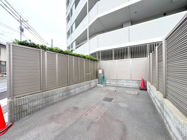 シーズガーデングリーンパティオのその他共用部分|敷地内洗車場
敷地内には便利な洗車場スペースを完備。休日やお出かけ前にお気軽に愛車をお手入れしていただける、嬉しいマンション共用設備です