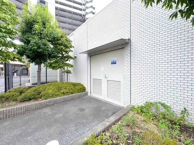 シーズガーデングリーンパティオのその他共用部分|ゴミ置き場
管理が行き届いた敷地内ゴミ置き場。綺麗に保たれており、毎日のゴミ出しもスムーズに行っていただける衛生的な環境です。