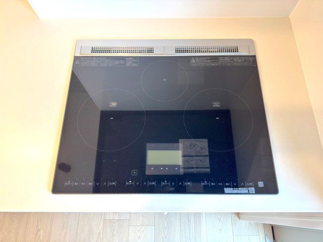 シーズガーデングリーンパティオの発電・温水設備|IHクッキングヒータ
お手入れがしやすく火を使わないIHクッキングヒーター。安全性が高いうえにフラットなトッププレートでお掃除もサッと拭くだけです。