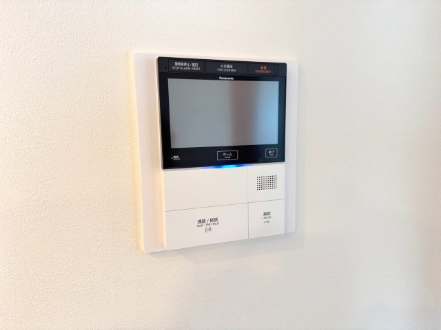 シーズガーデングリーンパティオのセキュリティ|TVモニター付きインターホン
訪問者の顔をしっかり確認できるTVモニター付きインターホン。一人でのお留守番や夜間の対応時にも安心感が高まる頼もしい防犯設備です。