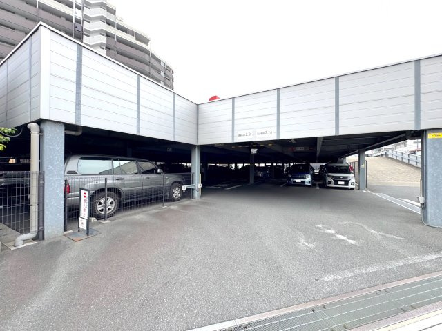 シーズガーデングリーンパティオの駐車場|駐車場
本物件には専用使用権付きの敷地内駐車場（月額1,000円）がございます。お車をお持ちの方にも大変魅力的な条件となっております。