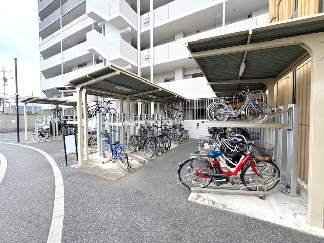 シーズガーデングリーンパティオの駐輪場|駐輪場
敷地内駐輪場（月額300円）を完備。周辺の大型イオンや商業施設へ自転車でスムーズにお出かけいただける便利な住環境です。