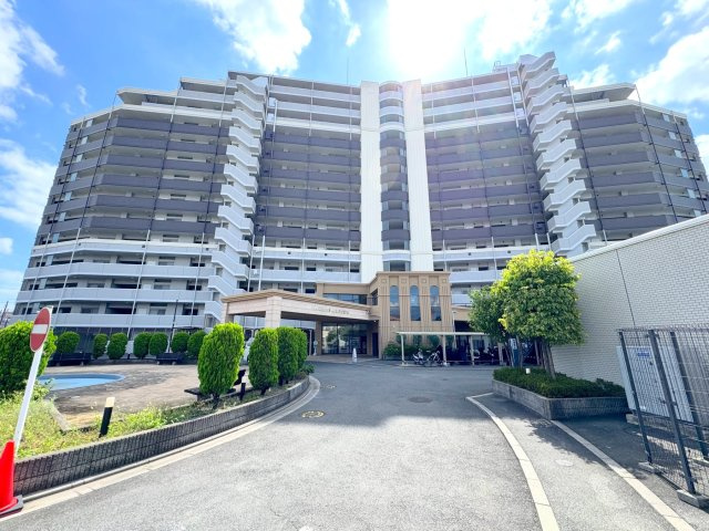 シーズガーデングリーンパティオの外観|外観
緑豊かな住環境に佇む重厚感あるマンション。ペット2頭まで一緒に暮らせるのも魅力です（規約制限有）。専用使用権付き駐車場（月額1,000円）も完備されています。