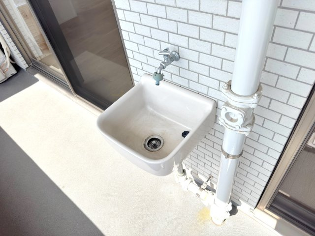 シーズガーデングリーンパティオの設備|バルコニーの水栓
広々としたバルコニーには便利な水栓を備えています。ガーデニングの水洗いや、窓・網戸のお掃除、アウトドア用品のお手入れなど、屋外でのちょっとした水作業がスムーズに行える嬉しい設備です