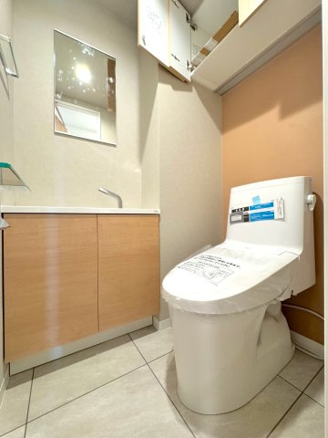 シーズガーデングリーンパティオのトイレ|トイレ新規交換
快適なウォシュレット機能付きトイレへ新規交換。クロス貼替も併せて行い、衛生面も心地よく刷新された気持ちの良いトイレ空間に仕上がります。