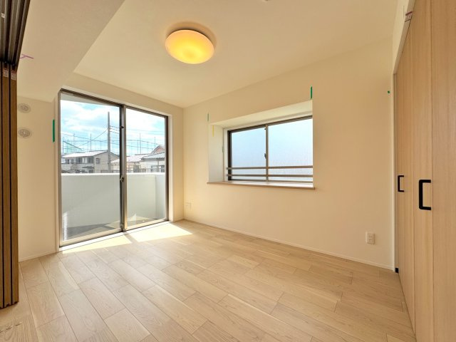 シーズガーデングリーンパティオの洋室|洋室④　5.5帖
5.5帖の使いやすい洋室空間。子供部屋や書斎、リモートワークスペースなどライフスタイルに合わせて柔軟に活用できる明るいお部屋です。