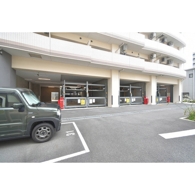 セレニテ江坂ルフレの駐車場