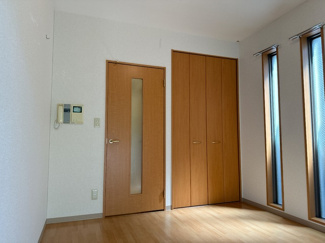 南側にも窓のある角部屋♪