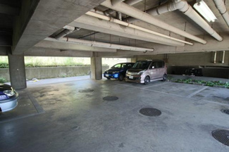 建物下駐車場