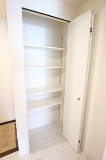 玄関横の収納♪お部屋にも収納あります。！！