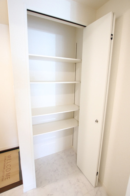 玄関横の収納♪お部屋にも収納あります。！！