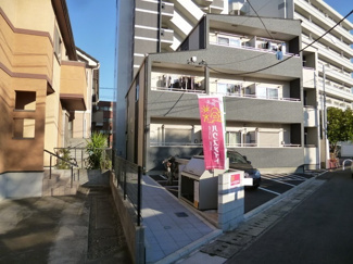 三階建て１１住戸の木造アパートです