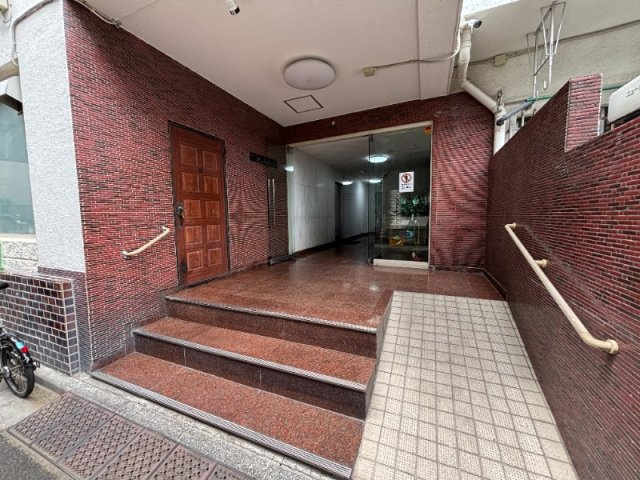 ニュー池尻マンションのエントランス