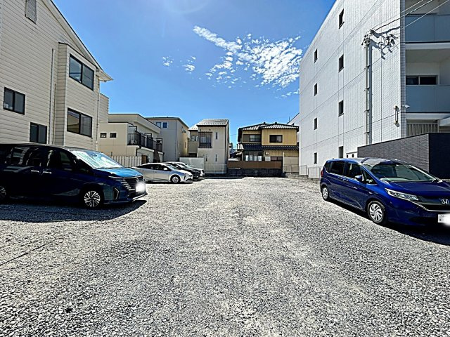 ブルーポアールの駐車場