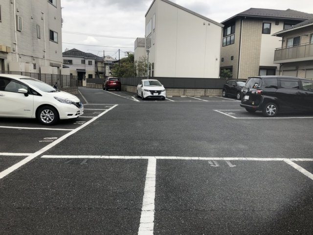 レイグランデの駐車場