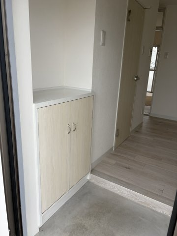 グレースマンション野埼の玄関|下足入れの上はちょっとした小物を置いても良いですね。