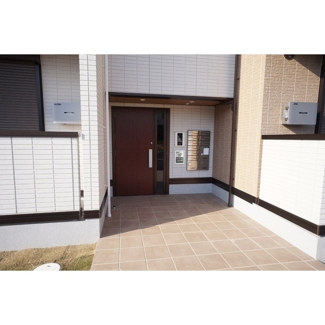 羽島郡笠松町円城寺のアパートのエントランス