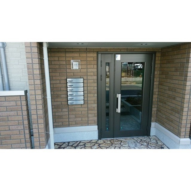 各務原市鵜沼各務原町６丁目のアパートのエントランス