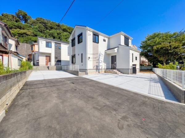 横浜市金沢区釜利谷東７丁目の新築一戸建の前面道路含む現地写真|車通りが少ない為、小さなお子様にも安心です。
是非一度、現地へ起こしください。