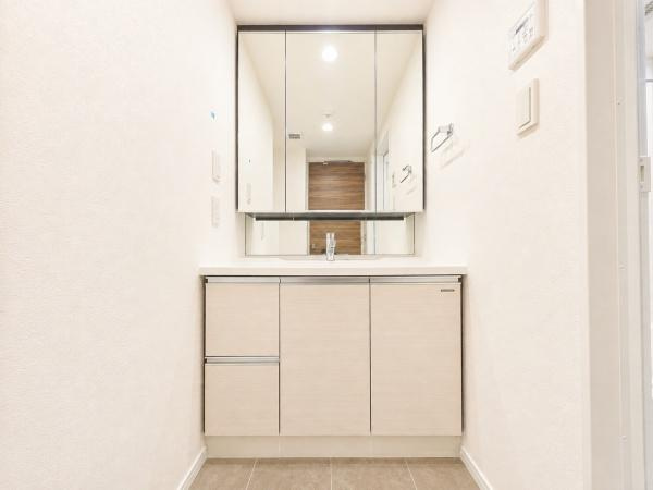 パレステージ片倉町ナチュラコートの独立洗面台|清潔感のある内装、すっきりとしたデザインです。
水周りが綺麗だと安心ですね。
