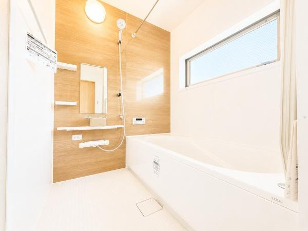 横浜市旭区中沢２丁目の新築一戸建の浴室|広々としたバスルームで一日の疲れをいやして下さい！
もちろん、浴室乾燥機付きです！