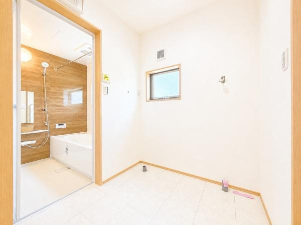 横浜市旭区中沢２丁目の新築一戸建の独立洗面台|清潔感のある内装、すっきりとしたデザインです。
水周りが綺麗だと安心ですね。
