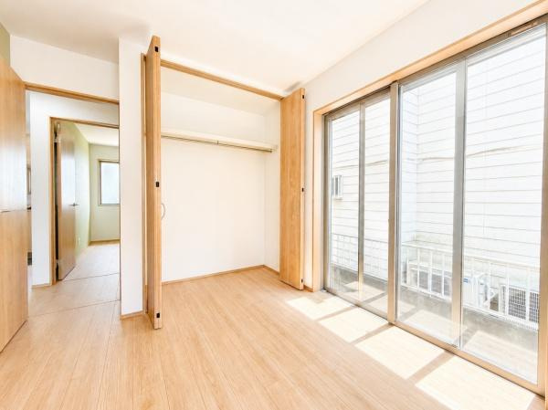 横浜市旭区中沢２丁目の新築一戸建の洋室|クローゼットもあるので収納にも困りません！
荷物が多い方にも安心です。