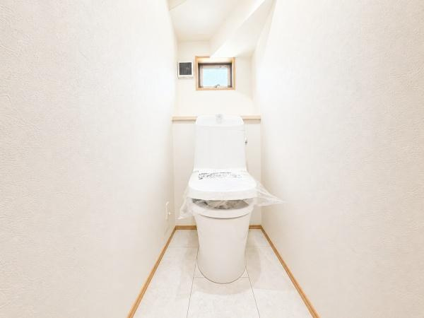 横浜市旭区中沢２丁目の新築一戸建のトイレ|清潔感のある内装のすっきりとしたデザインのトイレです。
水周りが綺麗だと安心ですね。
