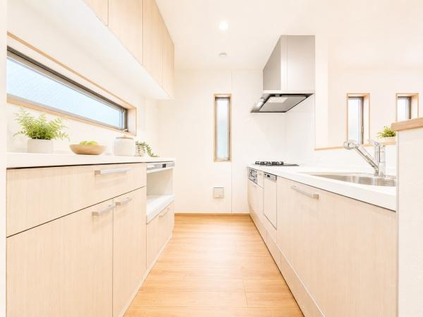 横浜市旭区中沢２丁目の新築一戸建のキッチン|カップボードなど収納豊富なキッチン。
ここまで収納スペースがあるとキッチン周りをきれいに保てますね！