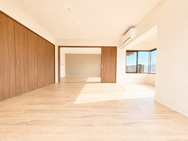 新川崎グランドハイツの洋室|窓が多く明るい洋室です！
休日はこちらでおくつろぎ下さい♪
