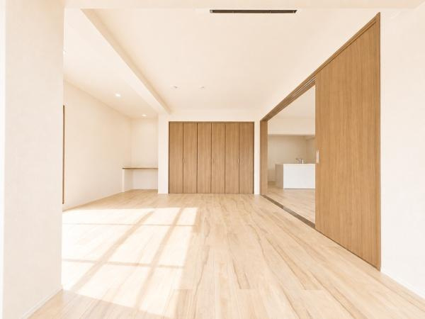 新川崎グランドハイツの洋室|二面採光の明るく、落ち着きのある洋室！
休日はこちらでおくつろぎ下さい♪