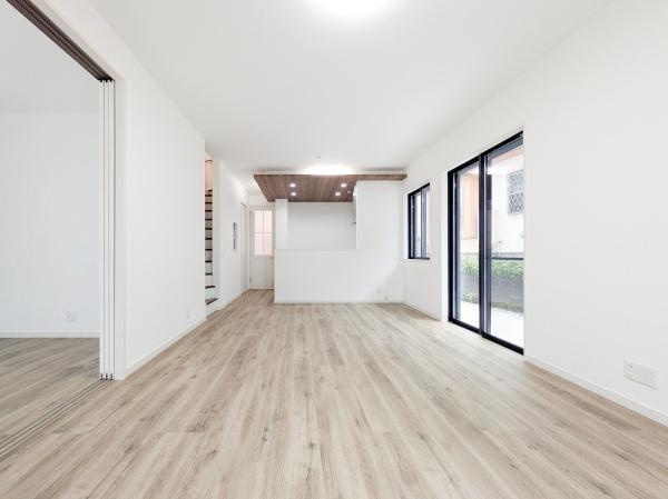 横浜市金沢区釜利谷東７丁目の新築一戸建の居間・リビング|窓からは明るい光が差し込みます！
電気をつけなくても明るいです。