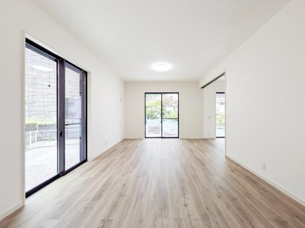 横浜市金沢区釜利谷東７丁目の新築一戸建の居間・リビング|LDKは窓が多く、陽当たり通風良好です。