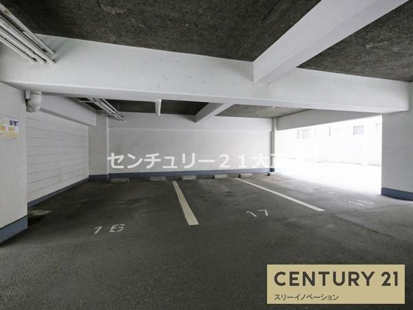 グランドヴィラ三先の駐車場