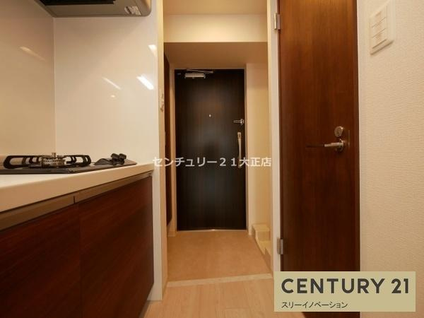 フォーリアライズ弁天町ノビアの玄関