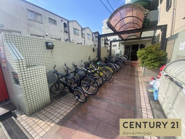 ビバリーヒルズ泉尾の駐車場