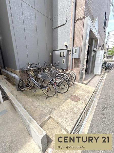 アドラブール西大阪の駐車場