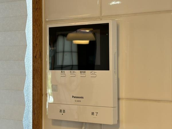 横浜市青葉区大場町の中古一戸建のその他|コンパクトな形状で壁面にすっきりと設置されています。操作ボタンが見やすくシンプルなデザインが空間になじみます。視認性の良いモニター付きで使い勝手に配慮されています。白色のタイル壁と調和した外観です。