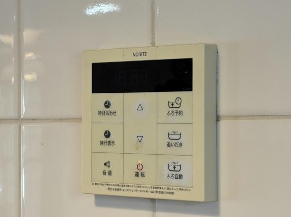 横浜市青葉区大場町の中古一戸建のその他|壁に設置されたコントロールパネルはシンプルなデザインで操作がしやすい印象です。各種タイマーやふろ予約など機能が豊富に揃っています。パネル表示も見やすく快適な使用感が期待できます。