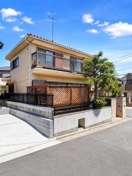 横浜市青葉区大場町の中古一戸建の前面道路含む現地写真|前面道路がしっかりと整備されており落ち着いた街並みが魅力です。角地に位置し開放感があります。建物の外観は手入れが行き届いています。陽当たりの良い環境が感じられます。