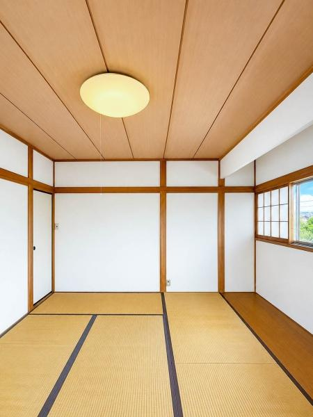 横浜市青葉区大場町の中古一戸建の和室|和室ならではの落ち着いた雰囲気が魅力的です。大きな窓から光が差し込み開放感があります。天井や柱の和のデザインが印象的です。収納スペースも確保されています。照明がやわらかな印象を持たせています。