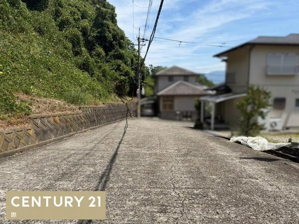 岩出市山田　土地の前面道路含む現地写真