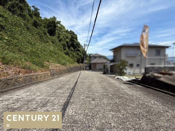 岩出市山田　土地の前面道路含む現地写真