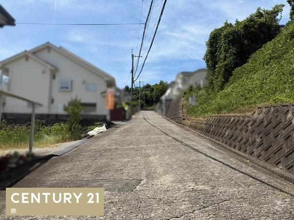岩出市山田　土地の前面道路含む現地写真