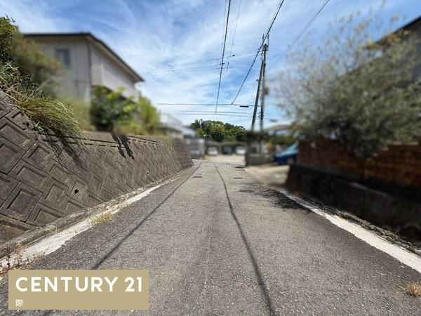 岩出市山田　土地の前面道路含む現地写真