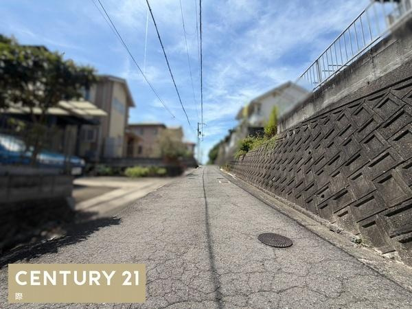 岩出市山田　土地の前面道路含む現地写真