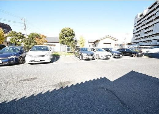 テラス本八幡の駐車場