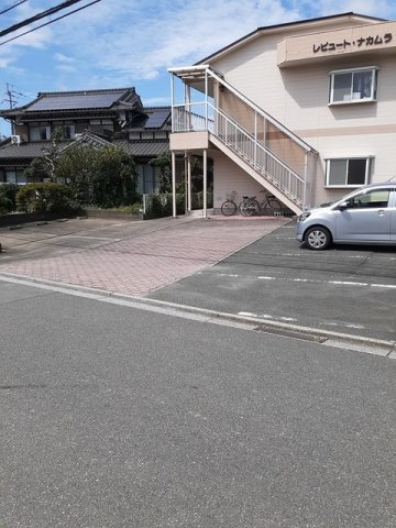 レピュート中村の駐車場