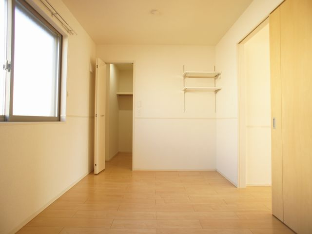 【寝室】 | ソル・レヴェンテＡ | お部屋がスッキリ！充実収納付きです♪